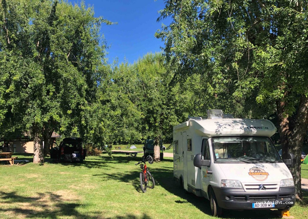 Camping vert Chez Fanny et Jérémy Saint Chély d'Aubrac — foto 2