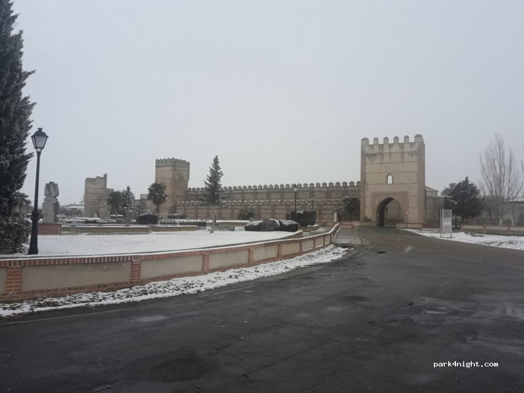(05220) Madrigal de las Altas Torres - 3 Plaza Santa María — foto 2