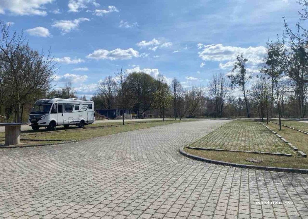Wohnmobil-Parkplatz am Schiffshebewerk — foto 2