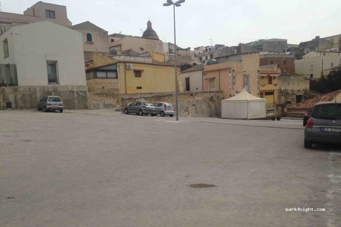 (96017) Noto - 3 Largo Luigi Settembrini — foto