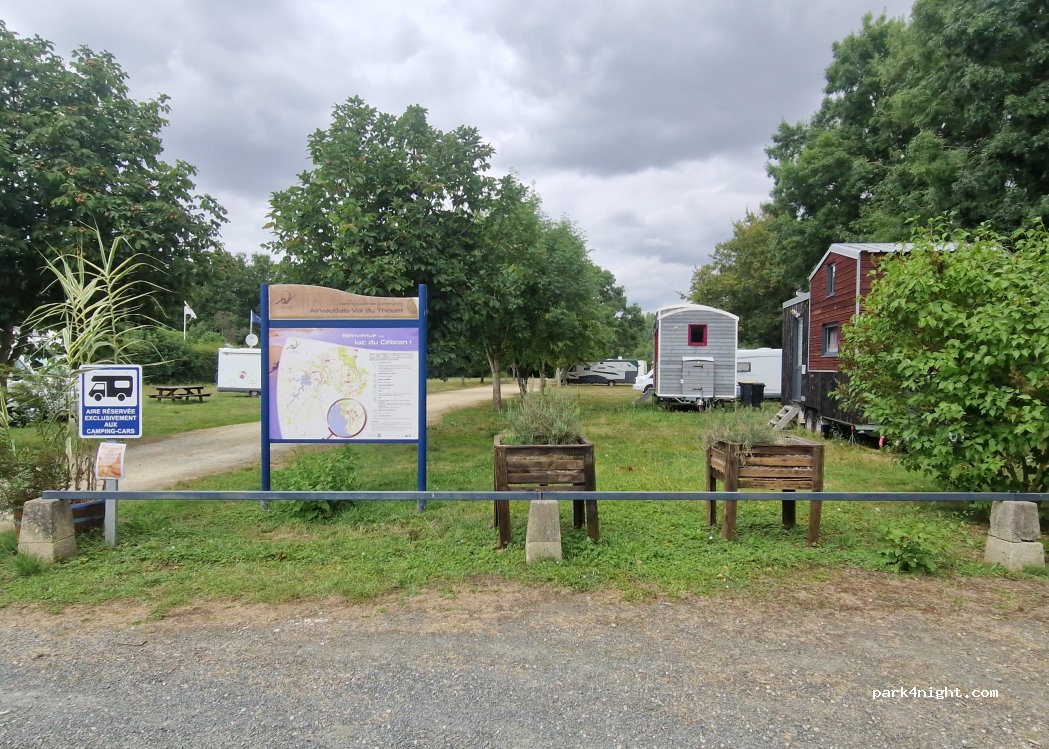 Aire de service pour camping-cars Saint-Loup-Lamairé — foto 4