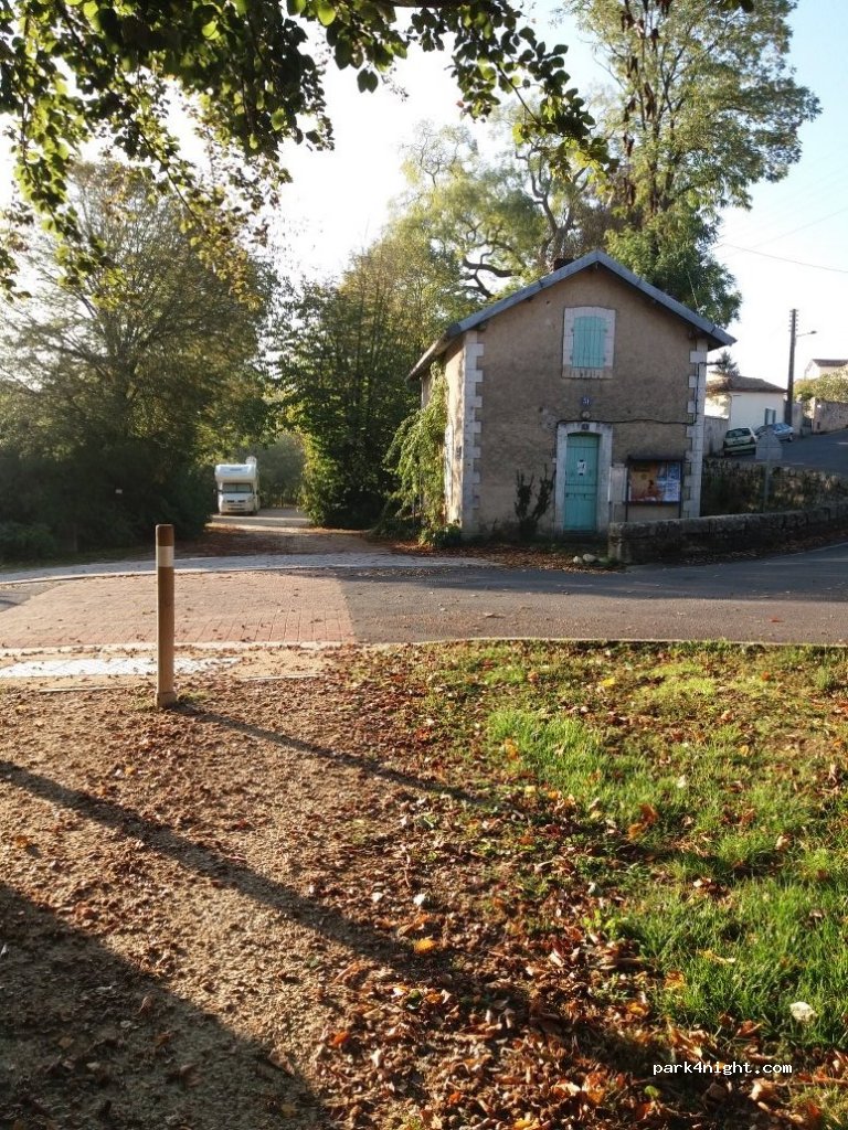 (79500) Melle - 1-3 Rue du Glacis — foto 2