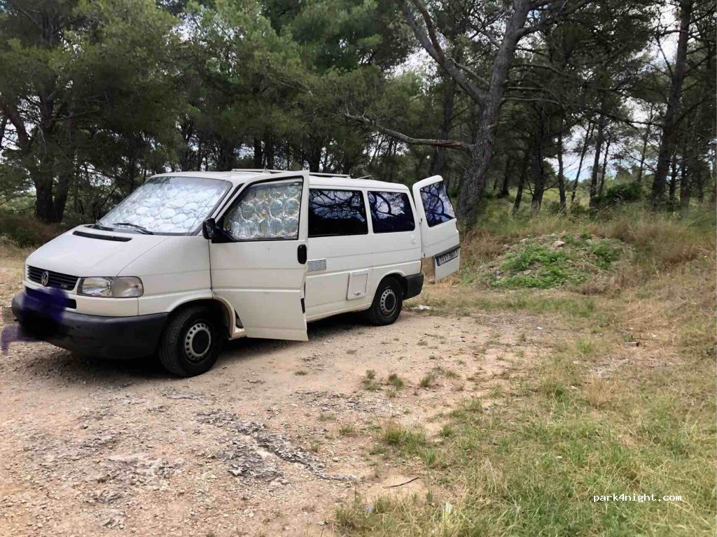 (13330) La Barben - Route de Saint-Cannat — foto 2