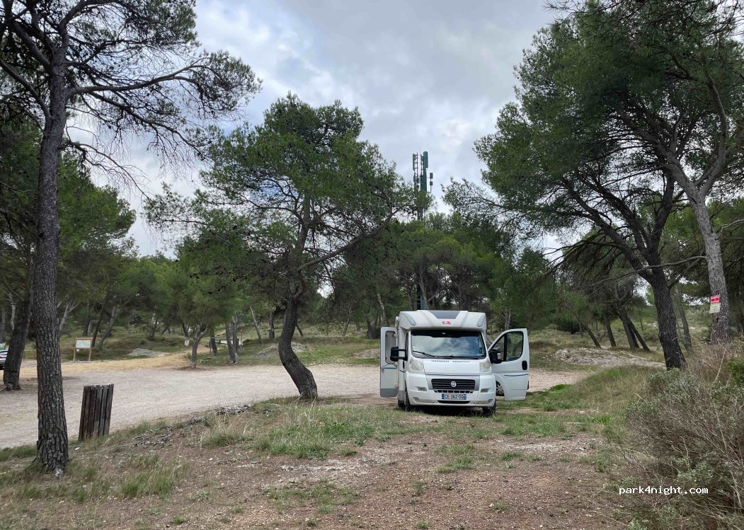 (13330) La Barben - Route de Saint-Cannat — foto 3