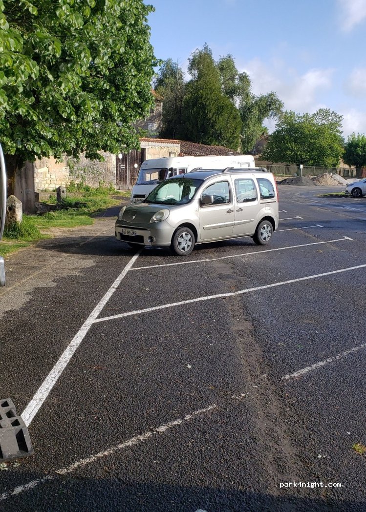 (16110) La Rochefoucauld - 2-3 Place du Champ de Foire — foto 2