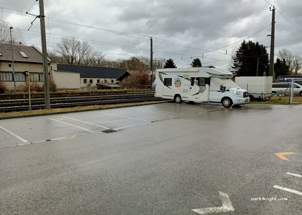 Wohnmobilstellplatz am Bahnhof Kritzendorf in Klosterneuburg — foto