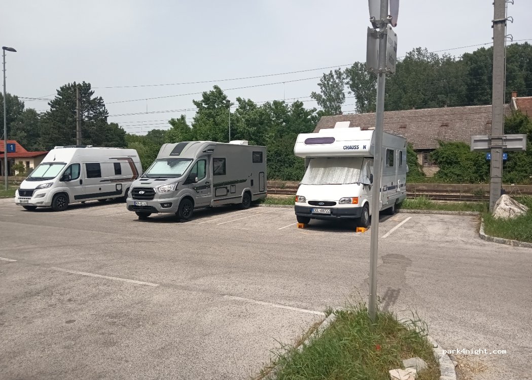 Wohnmobilstellplatz am Bahnhof Kritzendorf in Klosterneuburg — foto 2