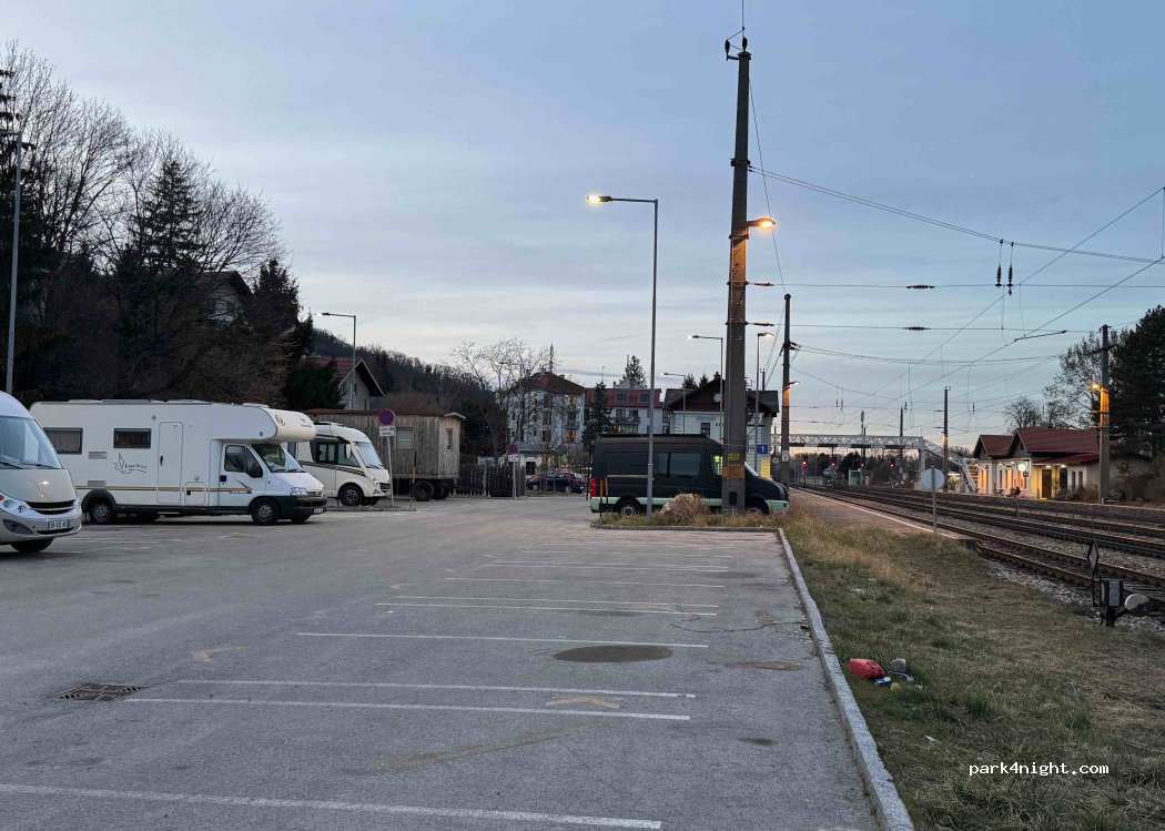 Wohnmobilstellplatz am Bahnhof Kritzendorf in Klosterneuburg — foto 5