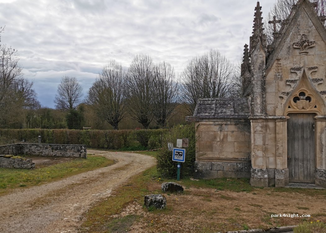 (79240) Vernoux-en-Gâtine - Place de l'Église — foto 3