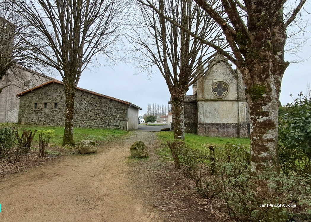 (79240) Vernoux-en-Gâtine - Place de l'Église — foto 4