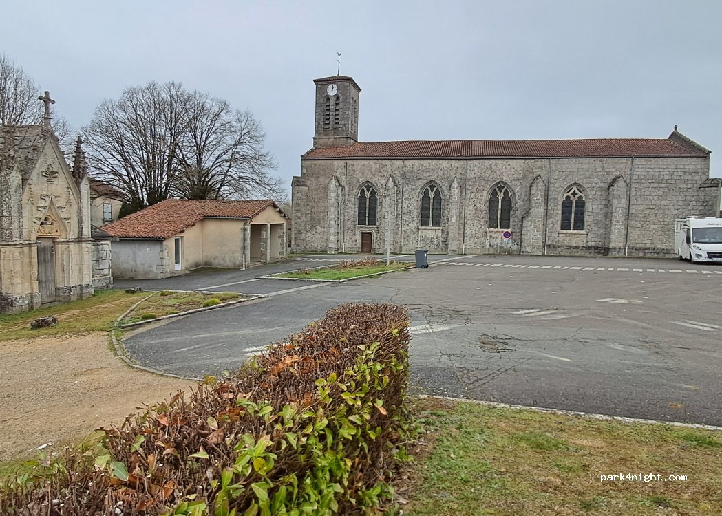 (79240) Vernoux-en-Gâtine - Place de l'Église — foto 5