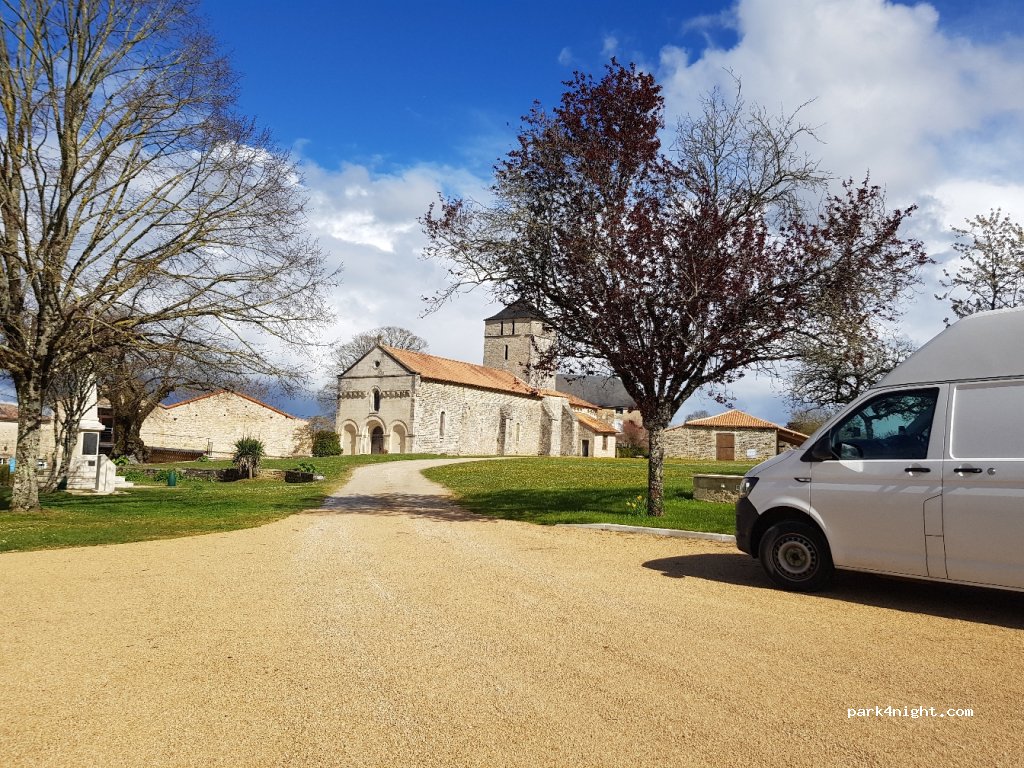 (79190) Montalembert - D183 — foto