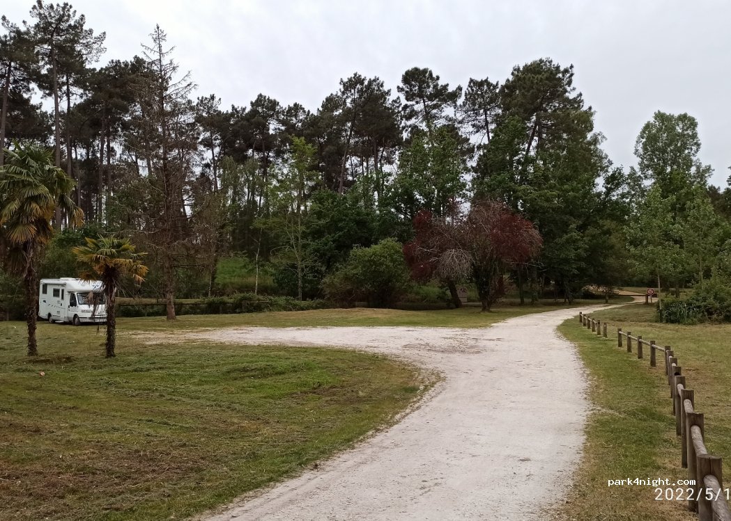 (17130) Montendre - Allée du Lac — foto