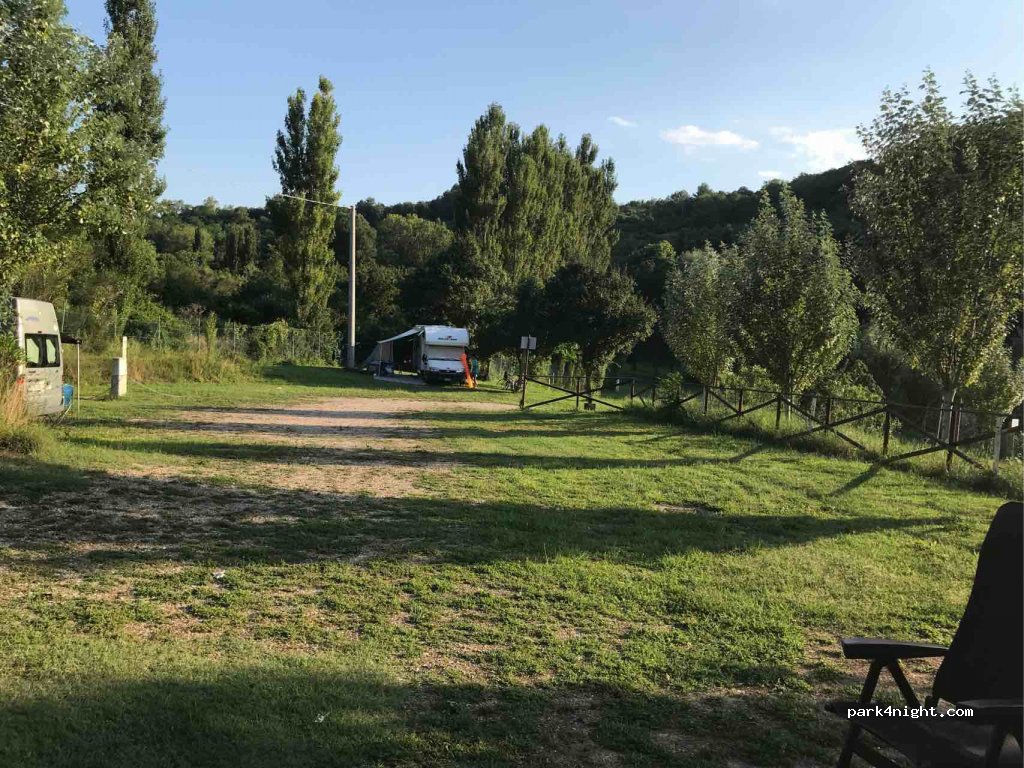Parcheggio Vallugola Area Sosta Camper Via Strada — foto