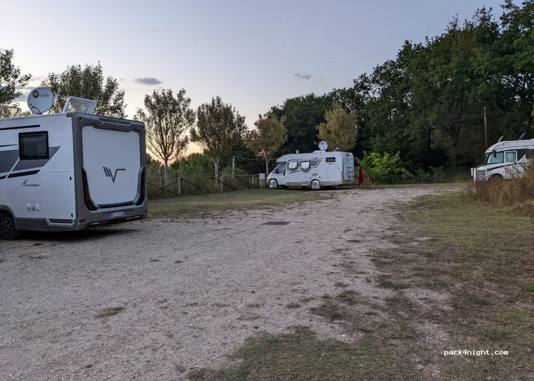 Parcheggio Vallugola Area Sosta Camper Via Strada — foto 2