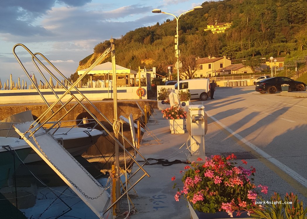 Parcheggio Vallugola Area Sosta Camper Via Strada — foto 4