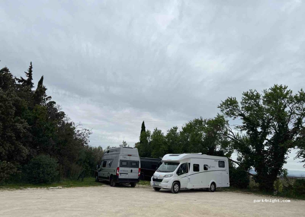 (84230) Châteauneuf-du-Pape - Parking du château, unnamed road — foto