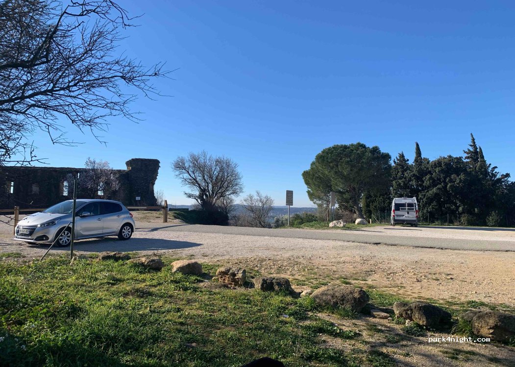 (84230) Châteauneuf-du-Pape - Parking du château, unnamed road — foto 2