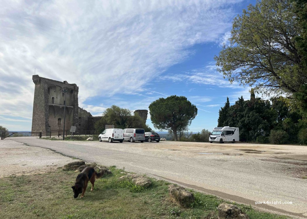 (84230) Châteauneuf-du-Pape - Parking du château, unnamed road — foto 4