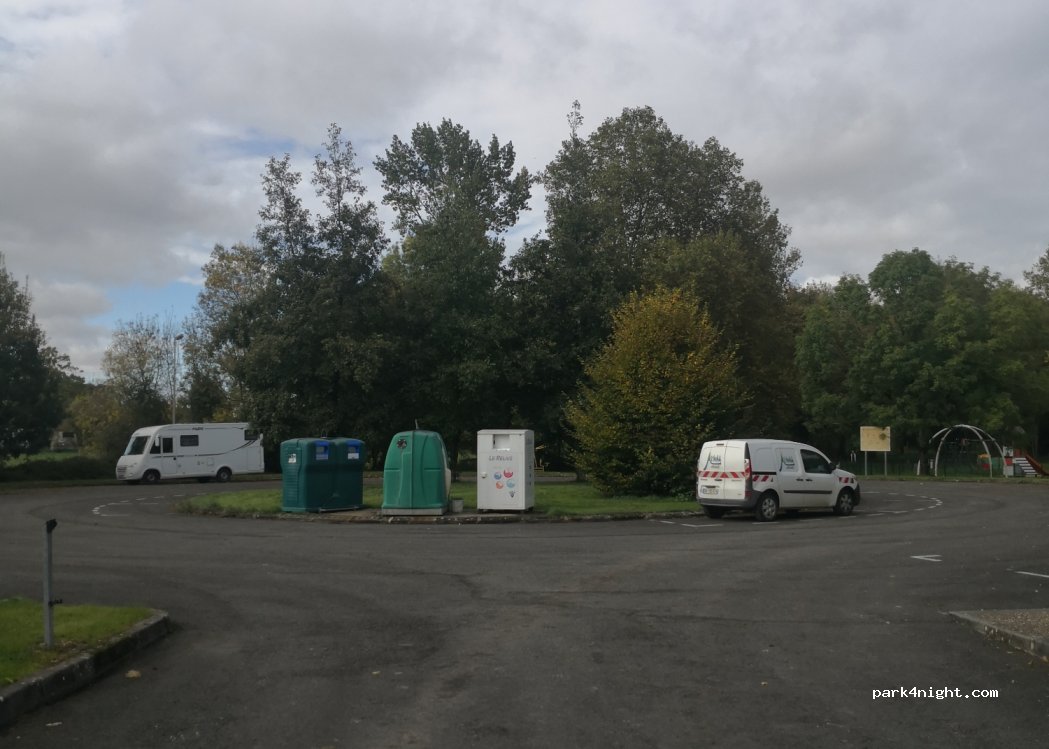 (17160) Matha - Place Charles de Gaulle — foto 2