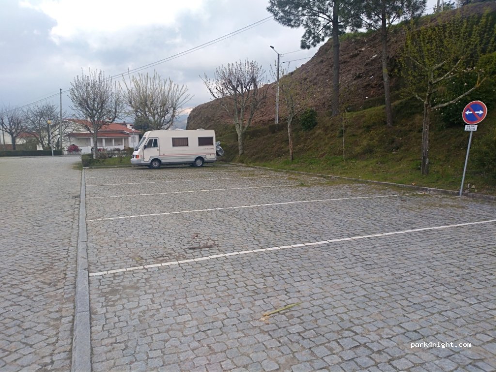 (4690) Cinfães - 1 Rua Santa Bárbara — foto 2