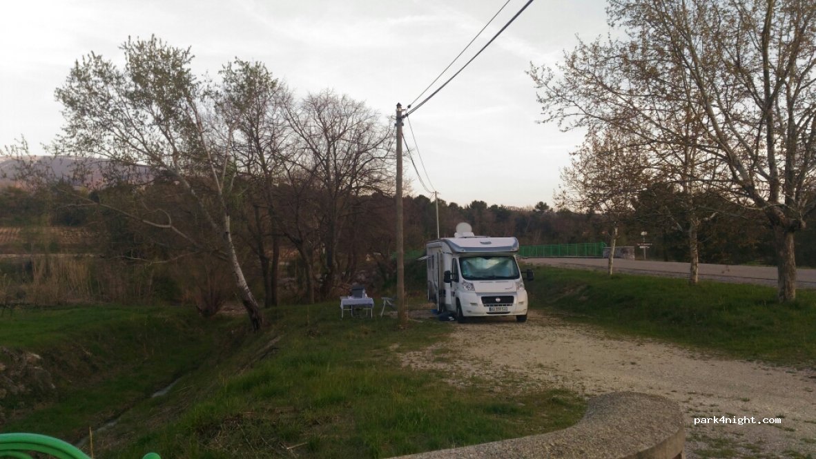 (26170) Mérindol-les-Oliviers - D147A — foto