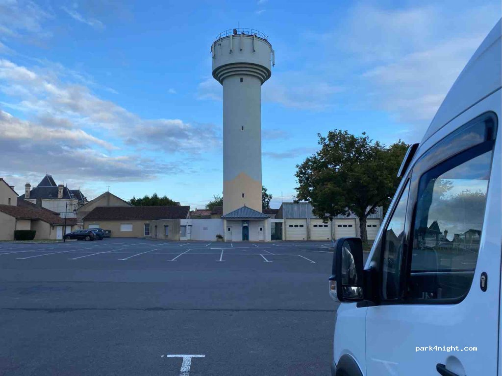 (86160) Gençay - Le Champs de Foire — foto 2