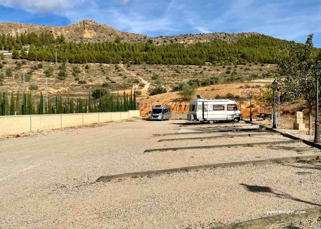 Area Aparcamiento Autocaravanas Elche de la Sierra — foto 2