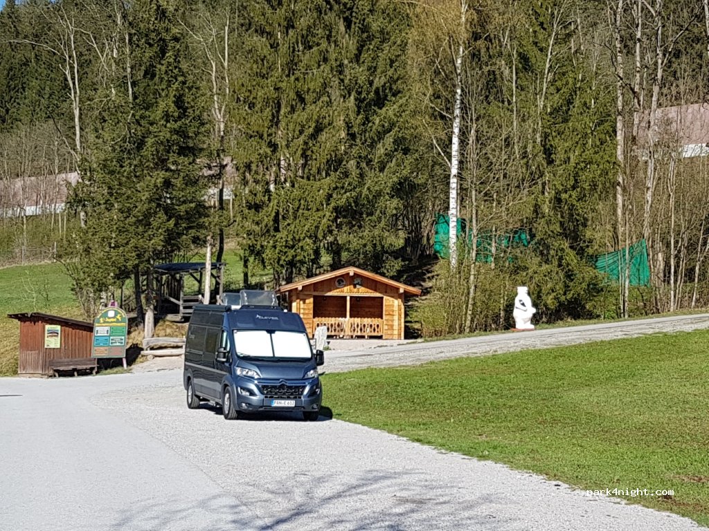 Wohnmobil- und Wohnwagenstellplatz — foto