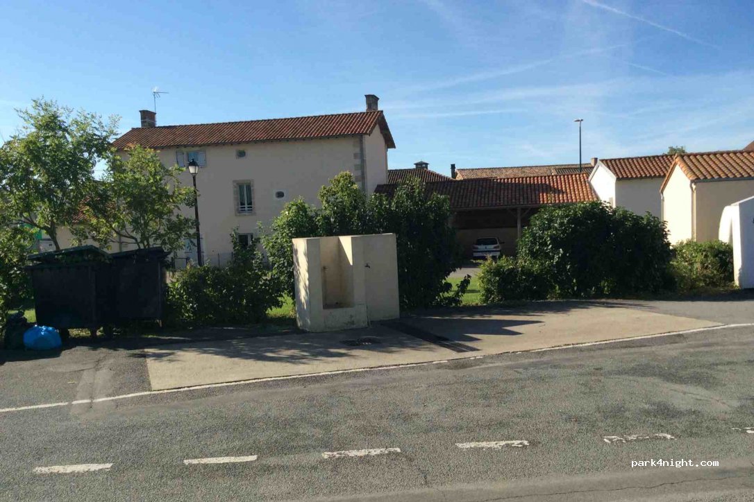 (86480) Rouillé - 6 Place du Puits — foto