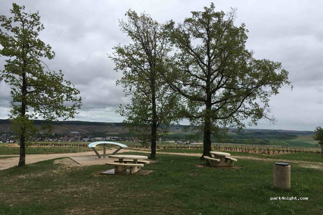 (89800) Chablis - Unnamed Road — foto