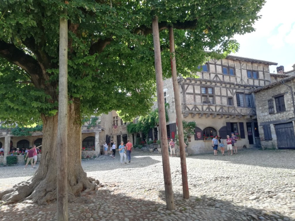 (01800) Pérouges - Chemin de l'Olivet — foto