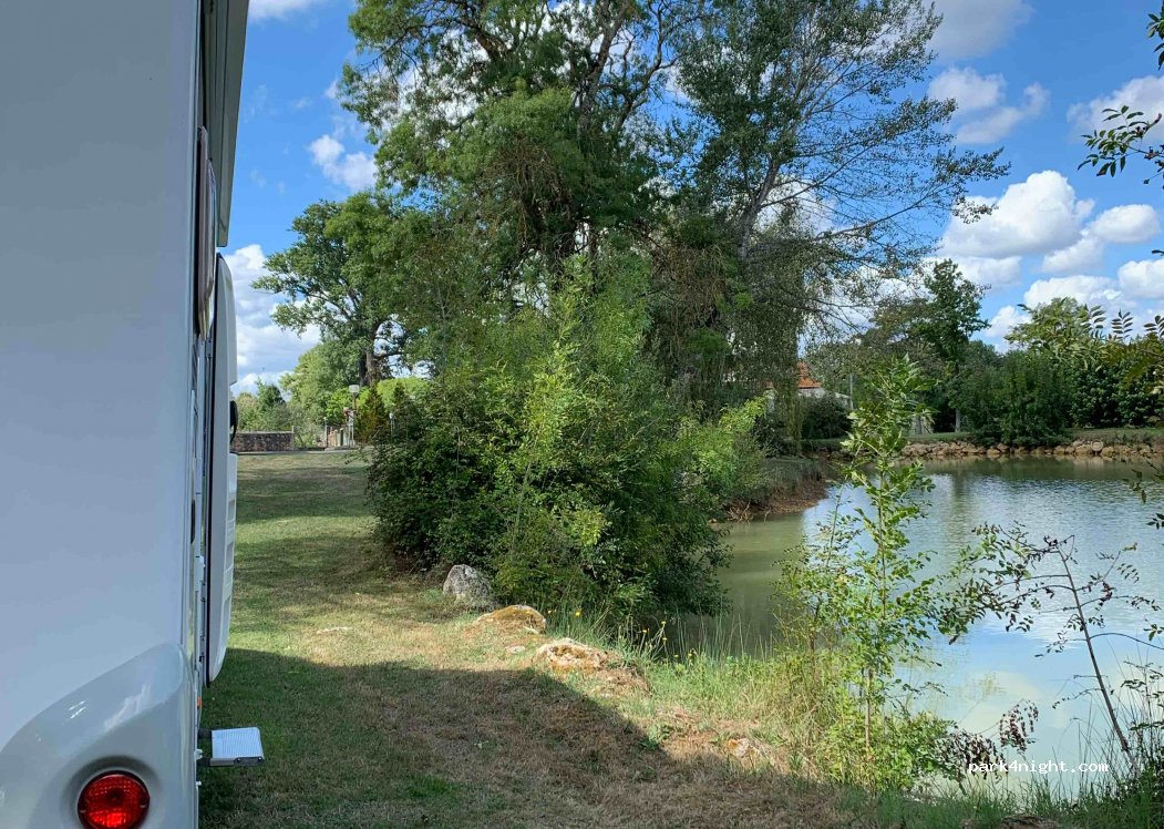 (17210) Bussac-Forêt - 10 Place du Champ de Foire — foto 3