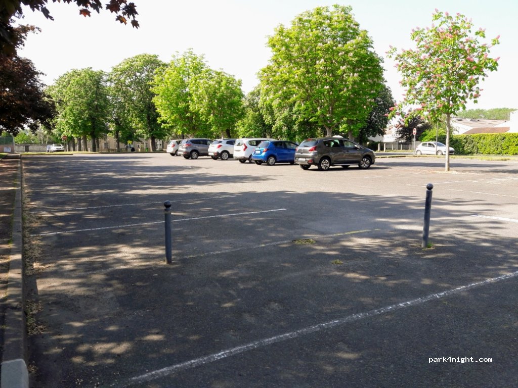 (86220) Dangé-Saint-Romain - 4 Place du Champ de Foire — foto