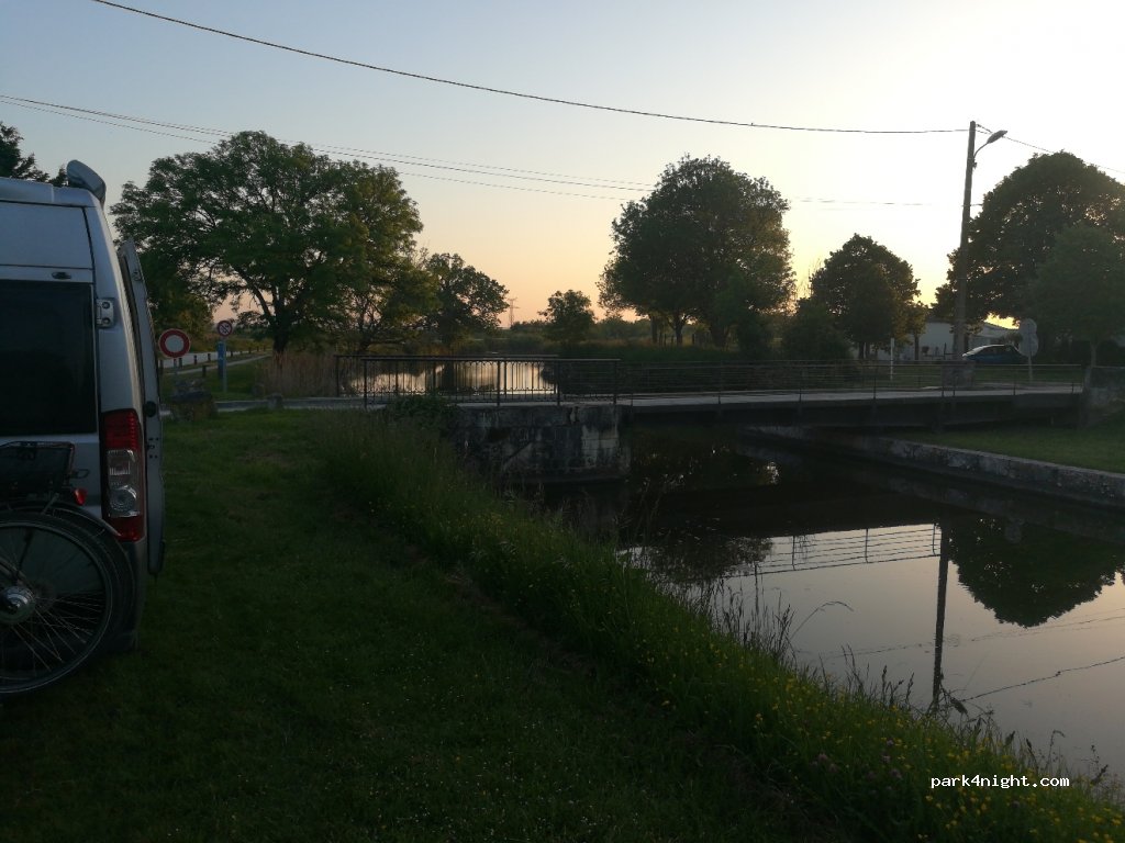 (17320) Marennes - 25 Rue du Canal — foto