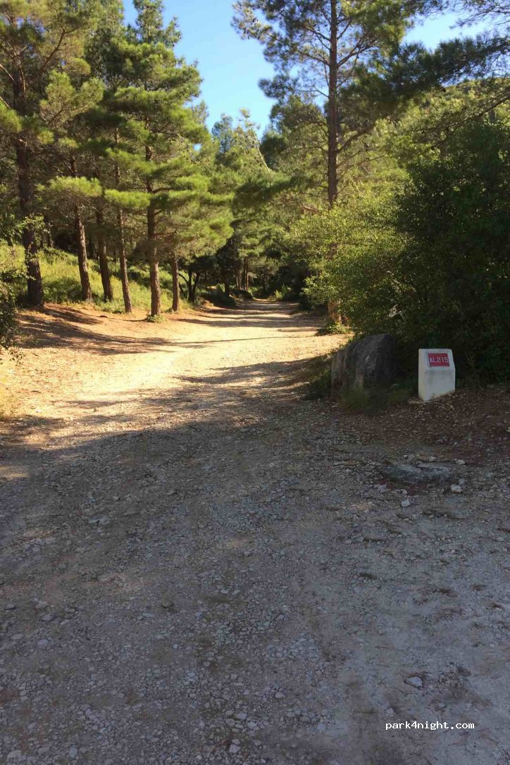 (13520) Les Baux-de-Provence - D27 — foto 2