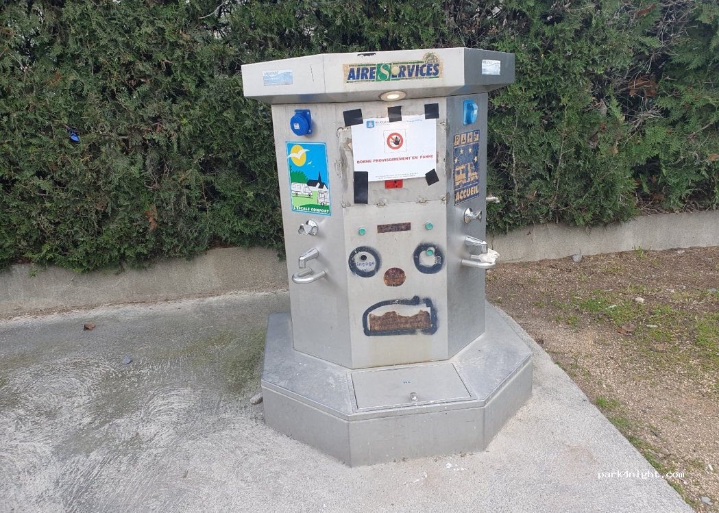 (30140) Anduze - 34 Place de la Gare — foto 4