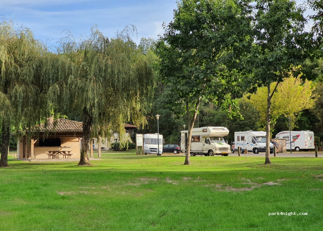 Aire de camping-car Bernos-Beaulac — foto