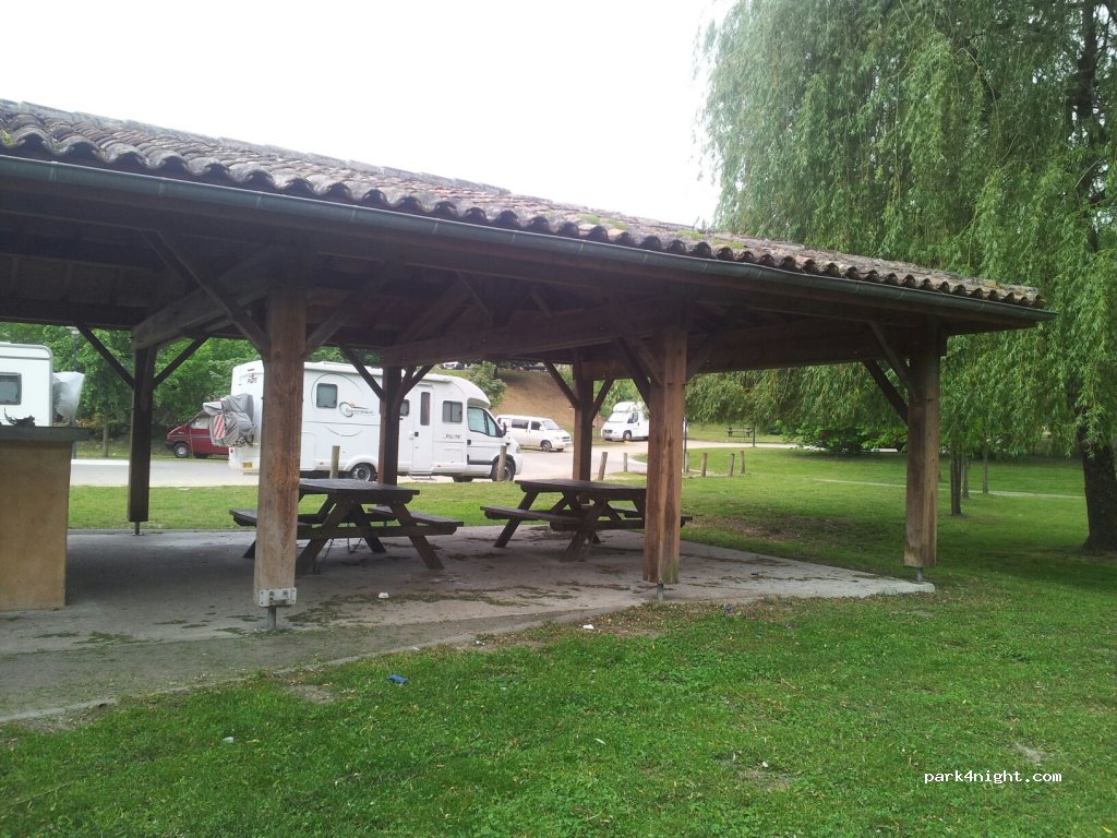 Aire de camping-car Bernos-Beaulac — foto 2