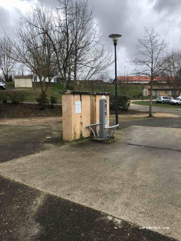 Aire de camping-car Bernos-Beaulac — foto 3