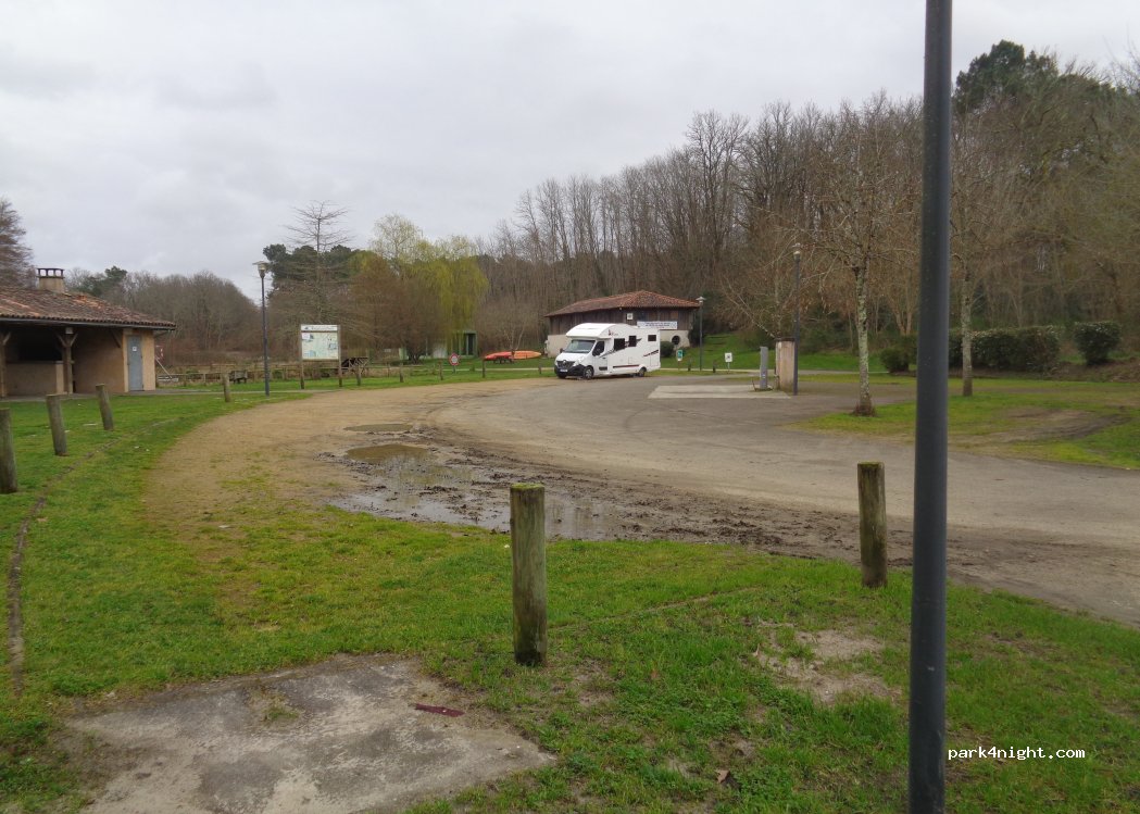 Aire de camping-car Bernos-Beaulac — foto 4