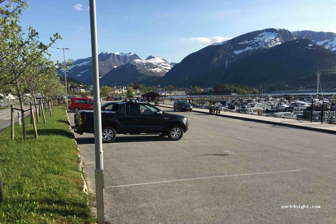 Bobilparkering Sykkylven — foto