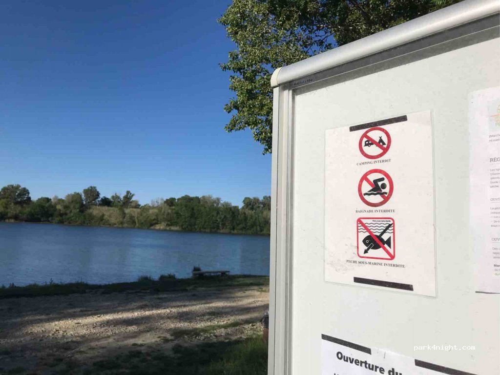 (30210) Remoulins - Chemin Tour du Lac — foto