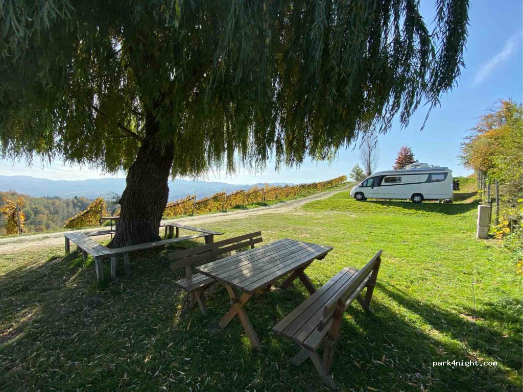 Wohnmobil- und Wohnwagenstellplatz — foto