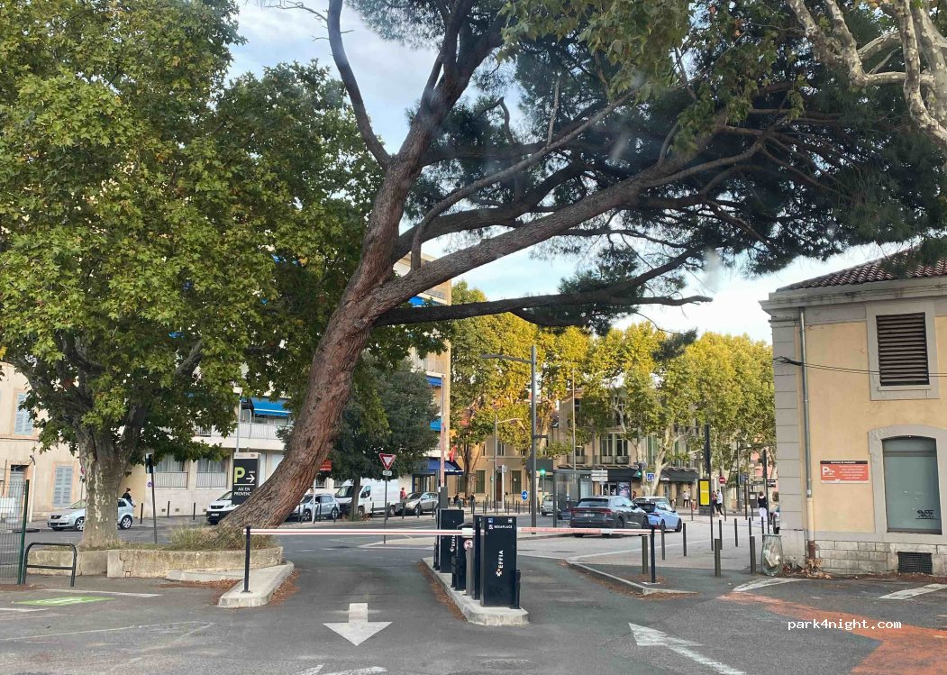 (13100) Aix-en-Provence - 1 Rue Gustave Desplaces — foto