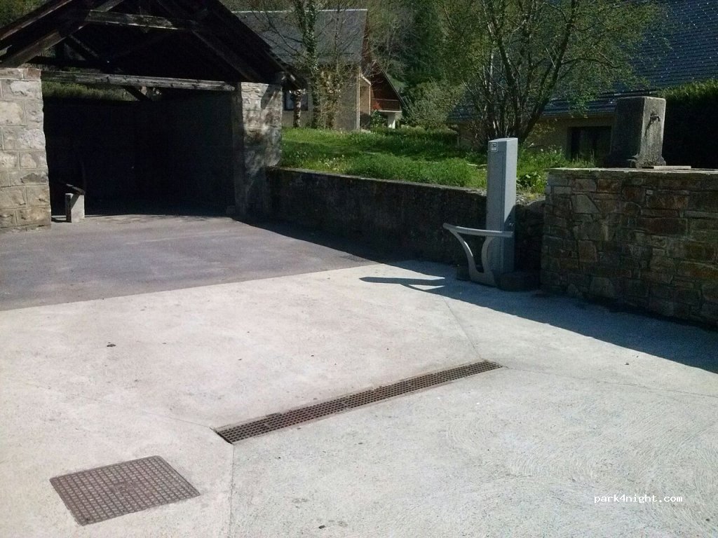 Aire de camping-cars Saint-Mamet — foto 2