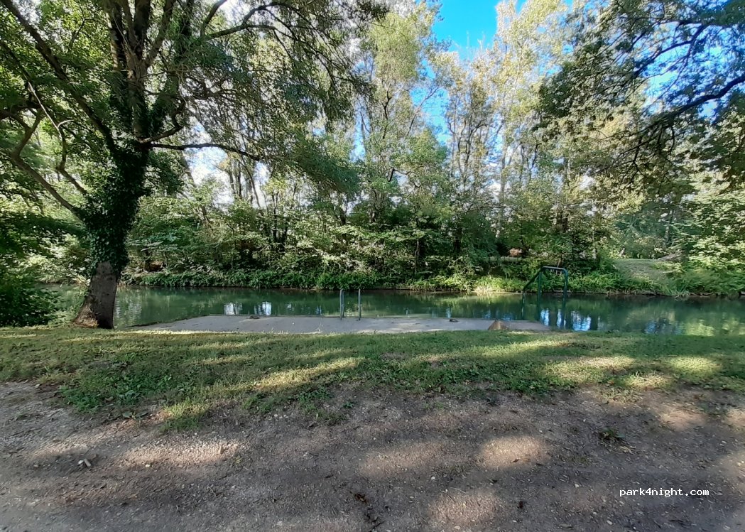 (16120) Châteauneuf-sur-Charente - 4 Place du Pont — foto 2