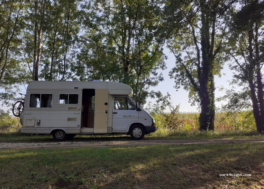 (16120) Châteauneuf-sur-Charente - 4 Place du Pont — foto 3