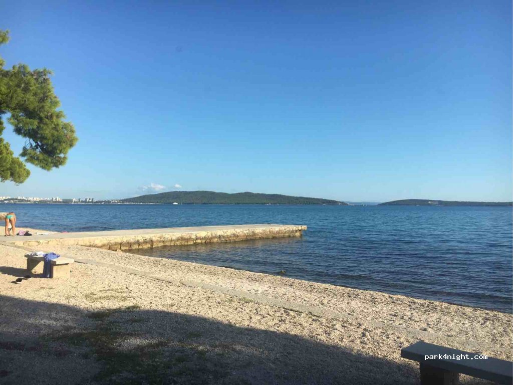 (21215) Kaštel Lukšić - Šetalište Braće Butir — foto 2