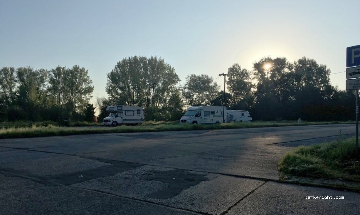 Wohnmobil Parkplatz Rostock Mühlendamm — foto